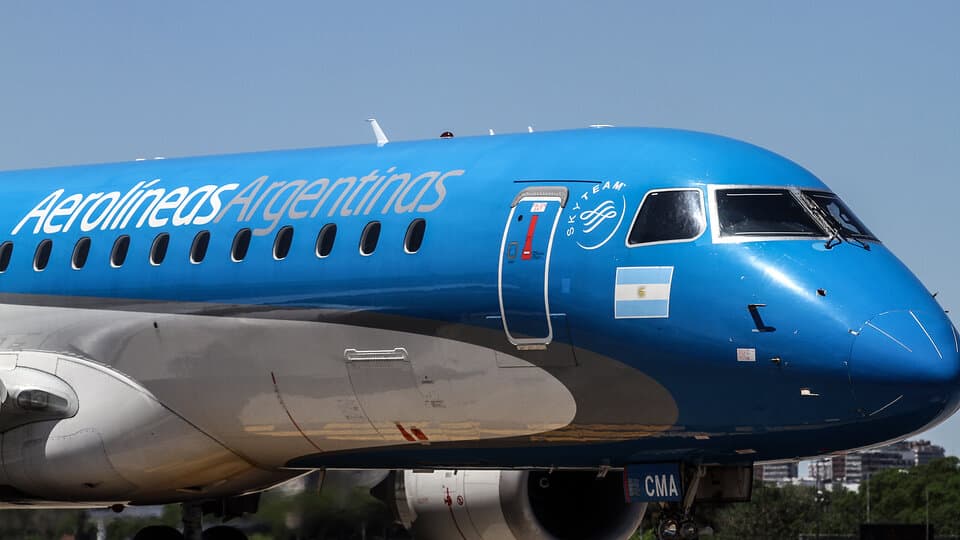 La Nueva Amenaza Estatista: Kicillof y su Plan para Secuestrar Aerolíneas